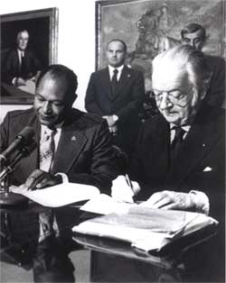 Los Angeles Mayor Tom Bradley and IOC President Lord Killanin sign the 1984 Olympic contract at the White